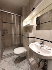 Das Badezimmer mit groer Dusche und niedrigem Duscheinstieg.