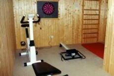 Der kleine Fitnessraum im Keller des Hauses.