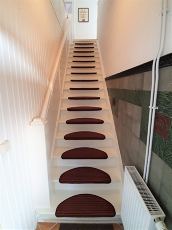 Die Treppe fhrt in Ihre Wohnung.