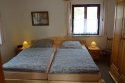 Das groe Elternschlafzimmer mit 200x200cm groem Doppelbett.