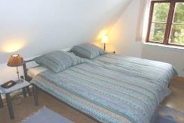 Das gemtliche Elternschlafzimmer mit groem Doppelbett (200 x 200 cm)