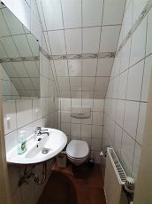 Das WC ist getrennt vom Rest des Badezimmers.