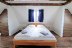 'Das groe Schlafzimmer mit Doppelbett.'