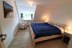 'Das Schlafzimmer mit groem Doppelbett (180x200).'