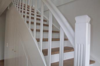 ber den gerumigen Hausflur mit der Garderobe gelangt man ber eine magefertigte Treppe in das Obergescho des Hauses.