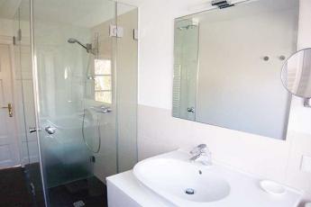 Das moderne hell geflieste Duschbad  mit Handtuchwrmer ist vollkommen neu gestaltet. Absolut zum Wohlfhlen !