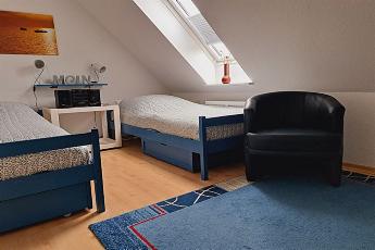 Das Kinderschlafzimmer mit zwei Einzelbetten ( 90 x 200 cm)  ....