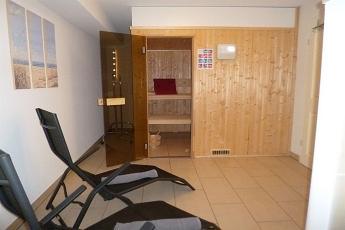 Im Souterrain des Hauses befindet sich eine Sauna mit Dusche und der Ruhebereich die zur Entspannung einladen.