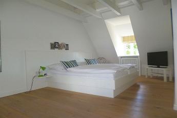 Das gemtliche Schlafzimmer mit Doppelbett ldt zu herrlichen Trumen ein.