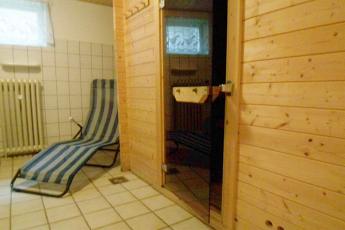 Im Souterrain des Hauses befindet sich ein Saunabereich, Waschmaschine   Trockner mit Mnzer zur gemeinschaftlichen Nutzung.