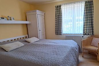In dem hellen Schlafzimmer mit Doppelbett (160 x 200 cm) kann man nach einem schnen Tag an der frischen Luft gut trumen.