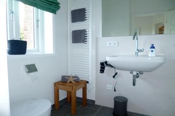 Das  modern gestalteten Duschbad mit Handtuchwrmer im EG.