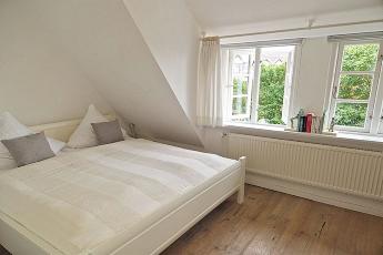 Das gemtliche Schlafzimmer mit Doppelbett (180 x 200 cm) ldt zu schnen Trumen ein.