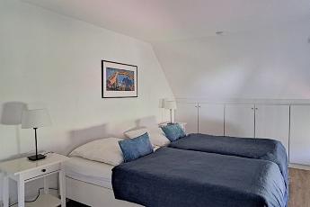 Das zweite Schlafzimmer verfgt ber zwei Einzelbetten (90 x 200 cm), die man auch als Doppelbett zusammen schieben kann.Es ist Platz fr ein Kleinstkind im Kinderreisebett vorhanden.