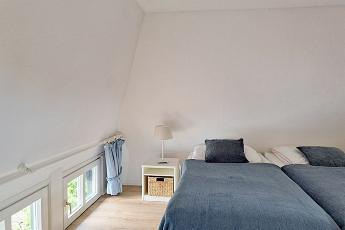 Im Obergeschoss des Hauses befinden sich zwei Schlafzimmer. Eines mit einem Doppelbett (180 x 200 cm). Die Dachschrgen schaffen eine heimelige Atmosphre.