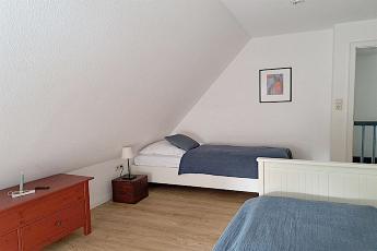Das zweite Schlafzimmer verfgt ber ein Schubladenbett ( 80 x 200 cm) und ein Einzelbett (90x 200 cm). Durch die Schrgen wirken die Schlafzimmer sehr gemtlich.