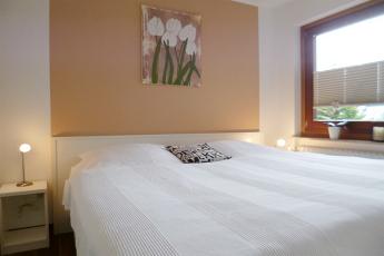 Das Schlafzimmer mit Doppelbett (180x200 cm) ist behaglich eingerichtet und ldt zu schnen Trumen ein.