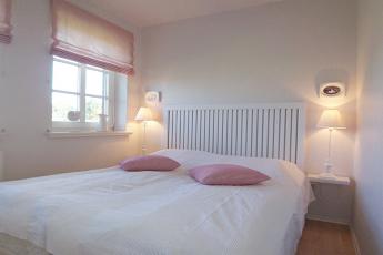 Das helle gemtliche Schlafzimmer (Bettenma 160 x 200 cm) ldt zu erholsamen Trumen ein.