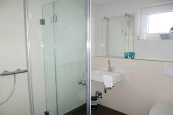 Das moderne Bad mit Fenster, Walk in Dusche und Handtuchwrmer ist gerumig und stufenfrei.