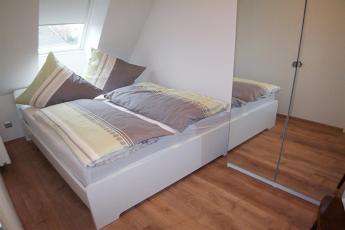 Das heimelige Schlafzimmer ldt zu schnen Trumen ein. Das Bettma ist 160 x 200 cm mit einer durchgehenden Matratze.