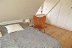 'Im Obergescho befinden sich zwei behagliche Schlafzimmer mit Holzbden.Im Doppelbettschlaf- zimmer (180 x 200 cm) kann ein Kinderreisebettchen zugestellt werden.'