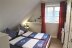 'Das kleineSchlafzimmer mit Doppelbett mit zwei \nEinzelmatratzen (80x200 cm) wirkt durch die Dachschrge besonders behaglich.'