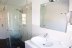 'Das moderne hell geflieste Duschbad  mit Handtuchwrmer ist vollkommen neu gestaltet. Absolut zum Wohlfhlen !'