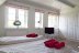 'Im Obergeschoss ldt das helle Schlafzimmer mit Doppelbett (180 x 200 cm) und Flachbild-TV zu schnen Trumen ein.'