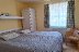 'In dem hellen Schlafzimmer mit Doppelbett (160 x 200 cm) kann man nach einem schnen Tag an der frischen Luft gut trumen.'