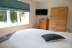 'Weiterhin befindet sich im EG ein Schlafzimmer mit Doppelbett (180 x 200 cm) mit Blick zum Garten und Smart-TV.'