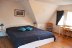 'Im Obergescho liegt das groe Schlafzimmer (180 x 200 cm) mit Schreibtisch und Doppelbett und ldt zu herrlichen Trumen ein.'