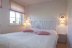 'Das helle gemtliche Schlafzimmer (Bettenma 160 x 200 cm) ldt zu erholsamen Trumen ein.'