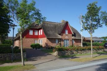 Das Hs Dikstian in Alkersum.Der Eingang zur Wohnung befindet sich links am Haus, der Parkplatz vor dem Haus