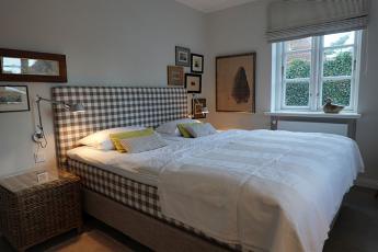 Groes Doppelbett im Schlafzimmer ohne Futeil180x200cm