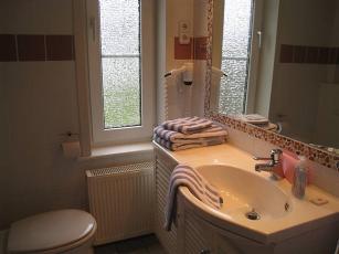 Bad im Erdgescho:   Toilette, Waschbecken, groer Spiegel und ...