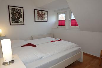 Das Elternschlafzimmer mit groem Doppelbett  180x200cm und ...