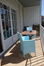 Der Balkon mit Tisch   2 gemtlichen Sesseln. Zudem  steht ein Hochlehner (Rckenlehne verstellbar) und Holzsthle zur Verfgung.