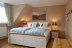 'Das Elternschlafzimmer mit groem Doppelbett (180x200cm)'