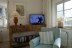 'TV Gert im Wohnzimmer, im Vordergrund der Lesessel'