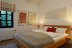 'Ein Schlafzimmer mit Doppelbett 180x200cm ohne Futeil und ...'