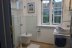 'Das Bad mit Handwaschbecken, Toilette, groem Fenster (Plissee als Sichtschutz) und ...'