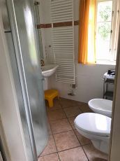 Badezimmer mit Dusche und WC und Bidet im Erdgeschoss